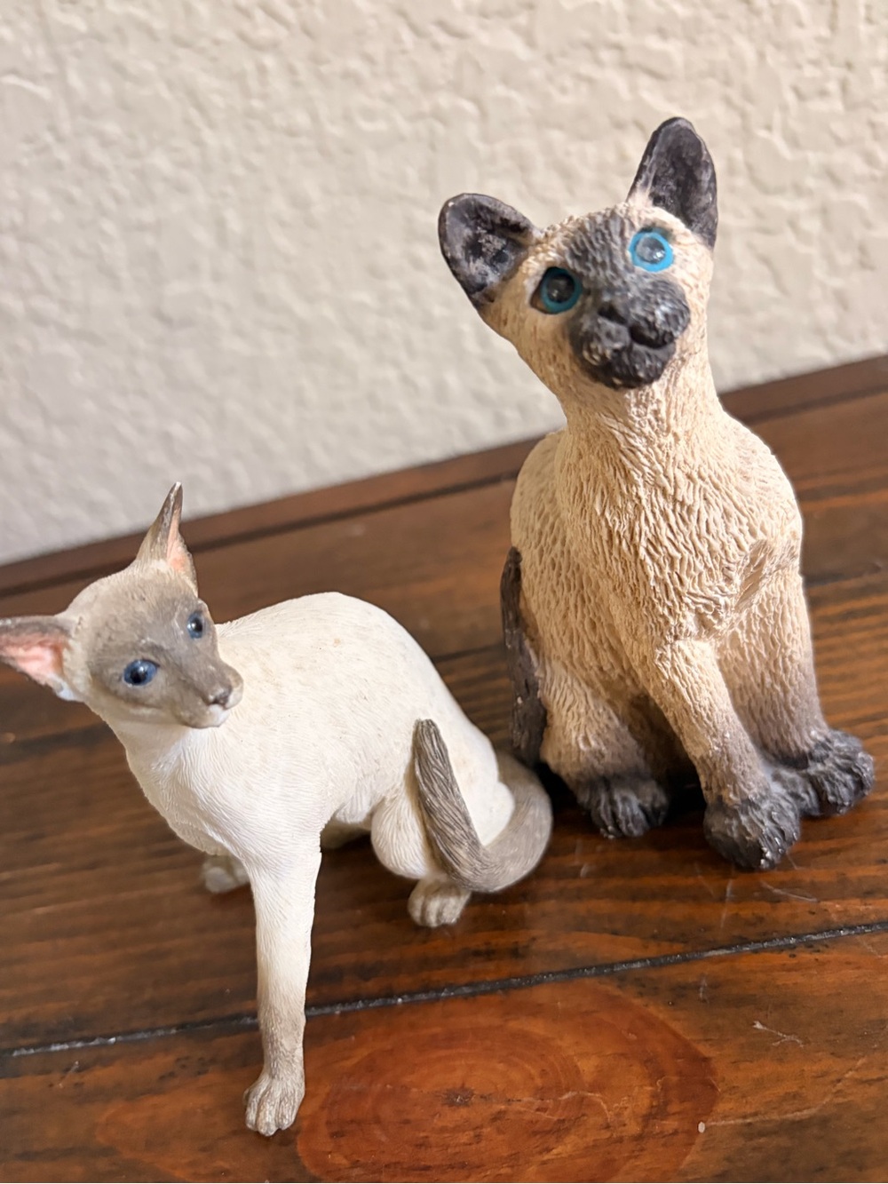 🐾SET OF 2 Sitting BLUE EYED Siamese Cats Figurines 🐾